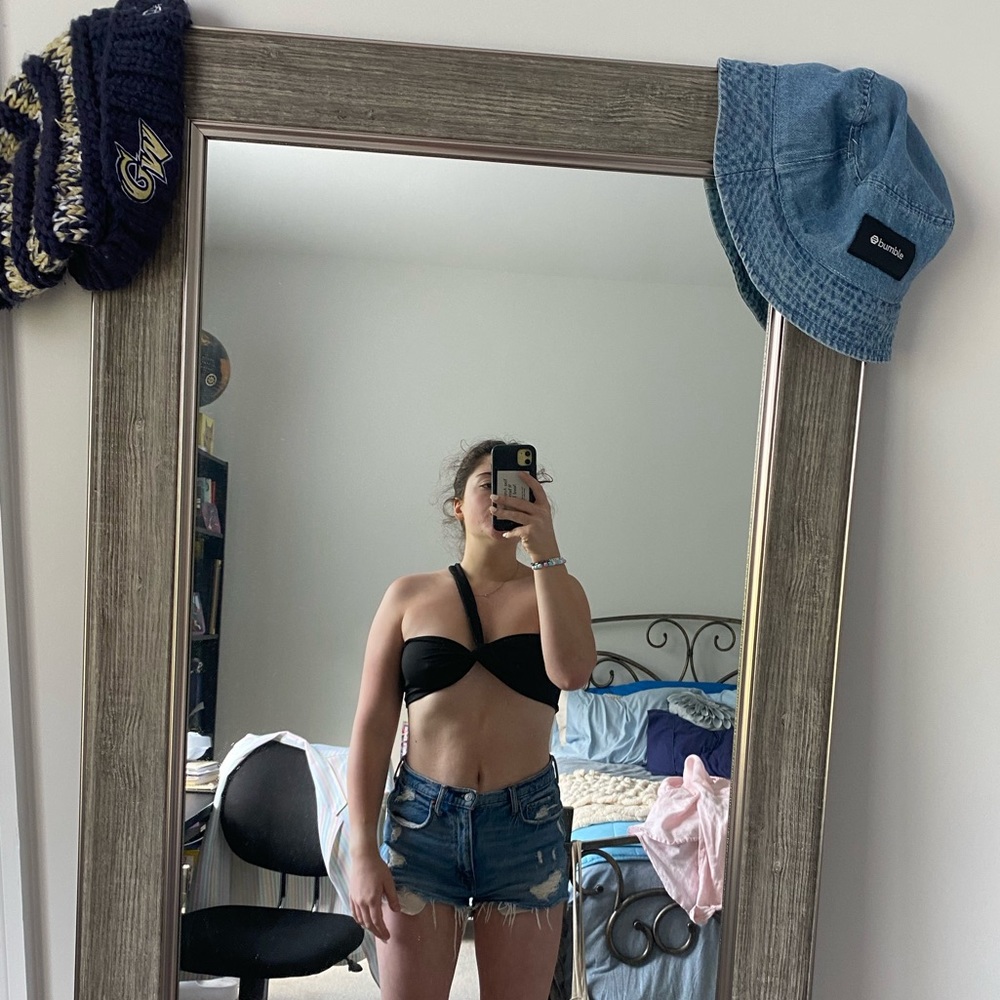Black going out top, one shoulder